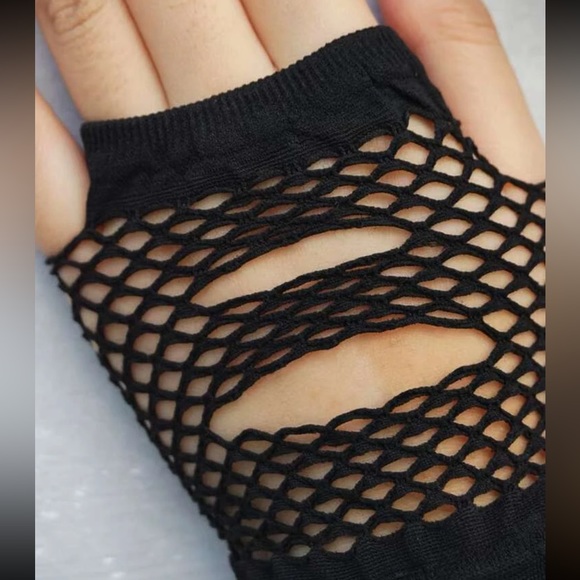 🖤 Awesome Fingerless Distressed Fishnet Gloves 🖤 - Picture 3 of 4